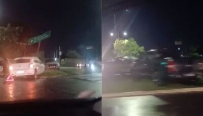 Três carros vão parar em canteiro após acidente