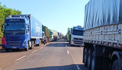Carro que pegou fogo teria invadido pista contrária na BR-163; trânsito em toda a região está parado