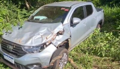 Fiat Strada sai da rodovia em colisão e dois ficam feridos na MS-162