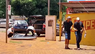 Morador de rua cai, bate a cabeça e morre em praça da Capital