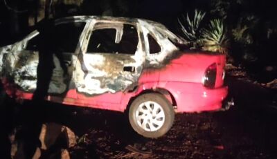 Veículo incendiado é encontrado com corpo carbonizado em estrada rural