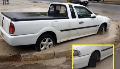 Carro é concretado em calçada durante obra após impasse entre pedreiro e proprietário