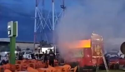 Incêndio destrói parcialmente o trailer do famoso Cachorro-Quente do Moa no distrito de Casa Verde 