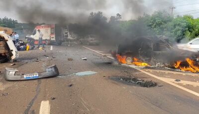 Motorista perde controle do carro, colide com outro e veículo pega fogo em Dourados