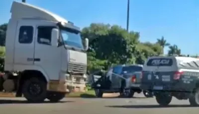 Cavalo mecânico atinge caminhonete em cruzamento de avenida