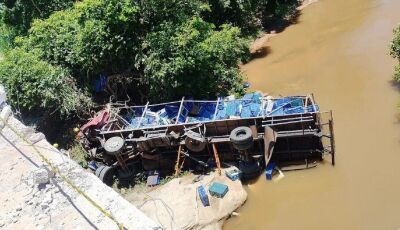 Caminhão despenca de ponte e motorista morre na BR-163