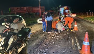 Motociclista sofre queda em trecho com pedras