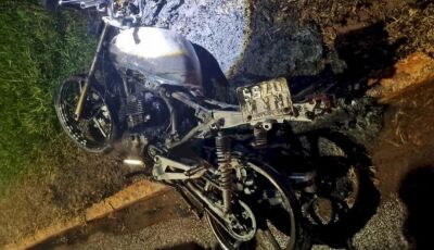 Após queda, jovem fica preso na moto em chamas e é salvo por populares em Vicentina