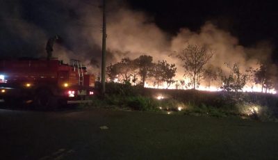 Incêndio de grandes proporções em vegetação próximo a BR-163
