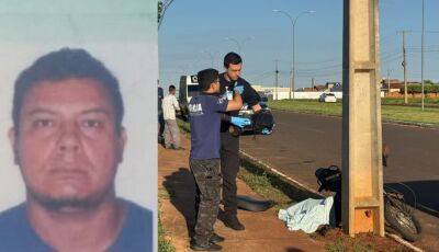 Motociclista bate em poste e morre