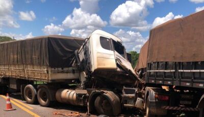 Engavetamento entre carretas deixa motorista preso às ferragens na BR-376