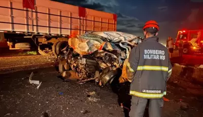 Batida entre carro e carreta mata 3 pessoas e deixa uma ferida na BR-267