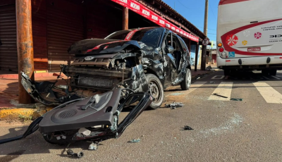 Carro atinge pilar de comércio após colidir com ônibus em trecho crítico da Brilhante