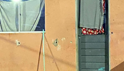 Atiradores invadem casa e deixam quatro feridos