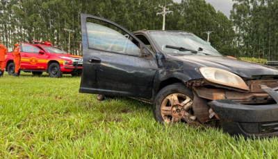 Carro capota deixando mãe e filha feridas na BR-262