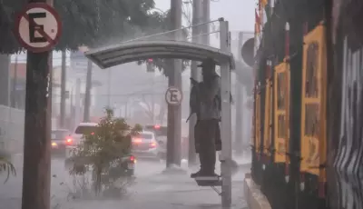 Chuva alaga ruas e condutores se arriscam no centro da Capital, veja FOTOS