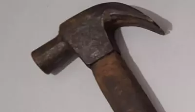 Homem espanca esposa com golpes de martelo na frente do filho