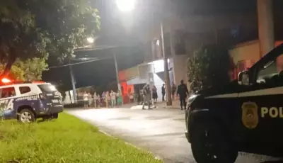 Motociclista morre ao bater moto em poste de iluminação pública