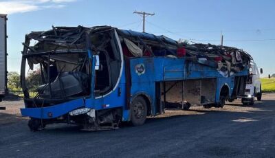 Ônibus com trabalhadores rurais tomba e deixa 08 mortos, POLÍCIA confirma identidade de 06 vítimas