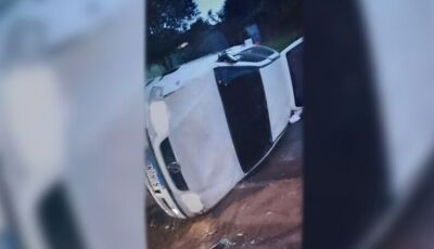 Carro tomba em acidente e motorista foge do local em Caraapó