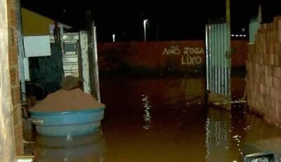 "Sentei e chorei": após água da chuva baixar, moradora vê estragos que sobraram (VIDEO)