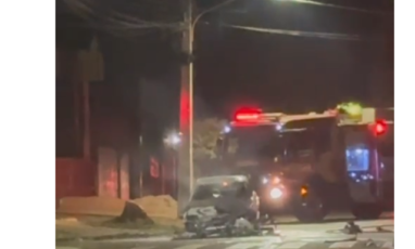 Colisão entre moto e carro causa incêndio e deixa feridos em Dourados; veja vídeo