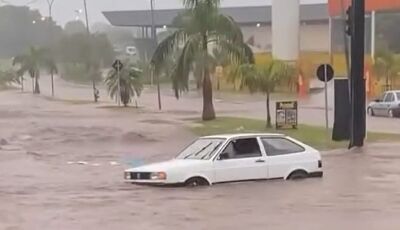 Chuva forte deixa carro ilhado e família vive desespero em cidade de MS (VÍDEO)