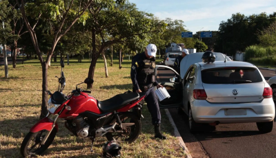 Traída, mulher atropela casal em motocicleta e esfaqueia amante