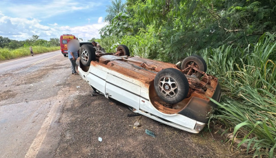 Idosa morre e criança fica presa às ferragens em capotamento no anel viário