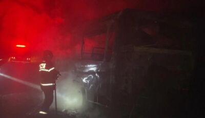 Ônibus escolar da Prefeitura de Nova Andradina pega fogo na MS-134