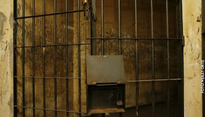 Suspeito de matar a mãe é decapitado com lâmina de barbear na cadeia