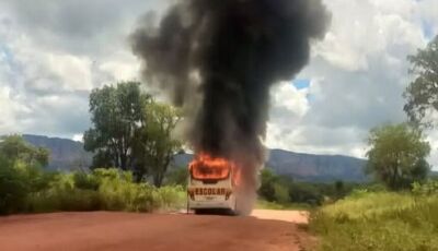 Ônibus escolar pega fogo e fica parcialmente destruído