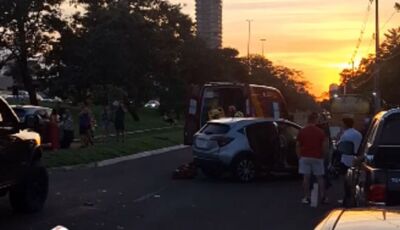 Batida com três veículos deixa feridos e interdita Av. Afonso Pena
