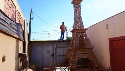 Artesão de Dourados transforma papelão reciclado em grandes obras e sonha viver da arte