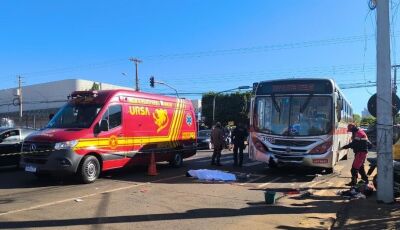 Motociclista morre ao bater em ônibus no MS (vídeo)