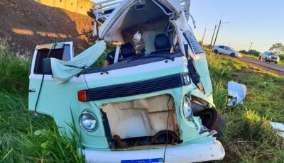 Casal morre em batida entre Kombi e carreta na BR-163