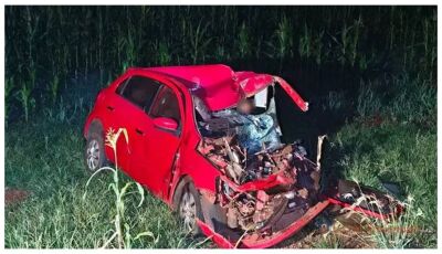 Motorista morre e dois ficam feridos em acidente entre carro e carreta