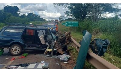 Capô abre e idoso bate carro de frente com caminhão na BR-163