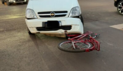 Colisão entre carro e bicicleta deixa ciclista ferida em cruzamento no centro de Fátima do Sul