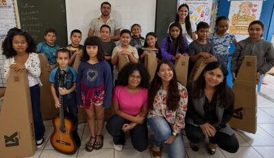 Com aulas de violão, gestão de VICENTINA faz ecoar um novo som no distrito de Vila Rica