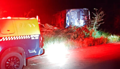 Ônibus de turismo tomba e passageiro morre na MS-040 (vídeo)