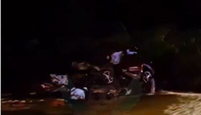 Batida entre caminhonete e carreta mata duas pessoas na BR-163 em MS (vídeo)