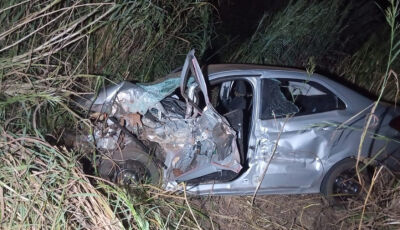 Batida entre carro e carreta de cana deixa criança de 8 anos em estado grave na MS BR-060