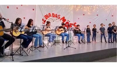 Amor à elas: Em Vicentina, crianças do projeto social de violão abrem semana de homenagem às mães