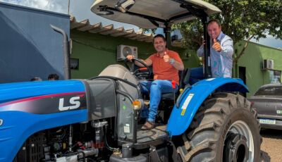 Ajuda em campo: Vicentina entrega mais um trator para apoiar quem produz