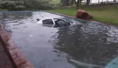 Mulher morre após perseguição acabar com carro em piscina