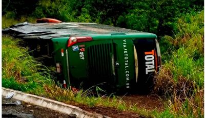 Colisão frontal entre carro e ônibus mata 2 e deixa 12 feridos em MS