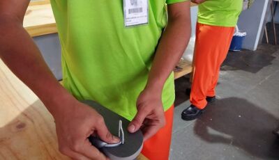 Com mão de obra prisional, Penitenciária de Dourados produz chinelos para internos 