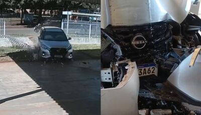 Motorista perde controle de veículo, bate em moto e invade unidade da Sejusp no Parati (vídeo)