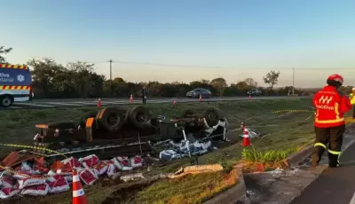 Motorista morre após caminhão com sal tombar na BR-163